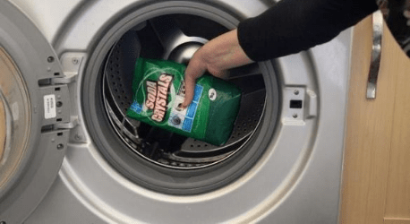 Cách vệ sinh lòng máy giặt cửa trước